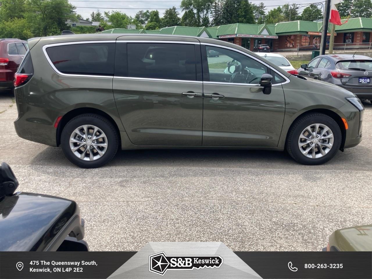 2027 Chrysler Pacifica Select All-Wheel Drive Passenger Van Photo