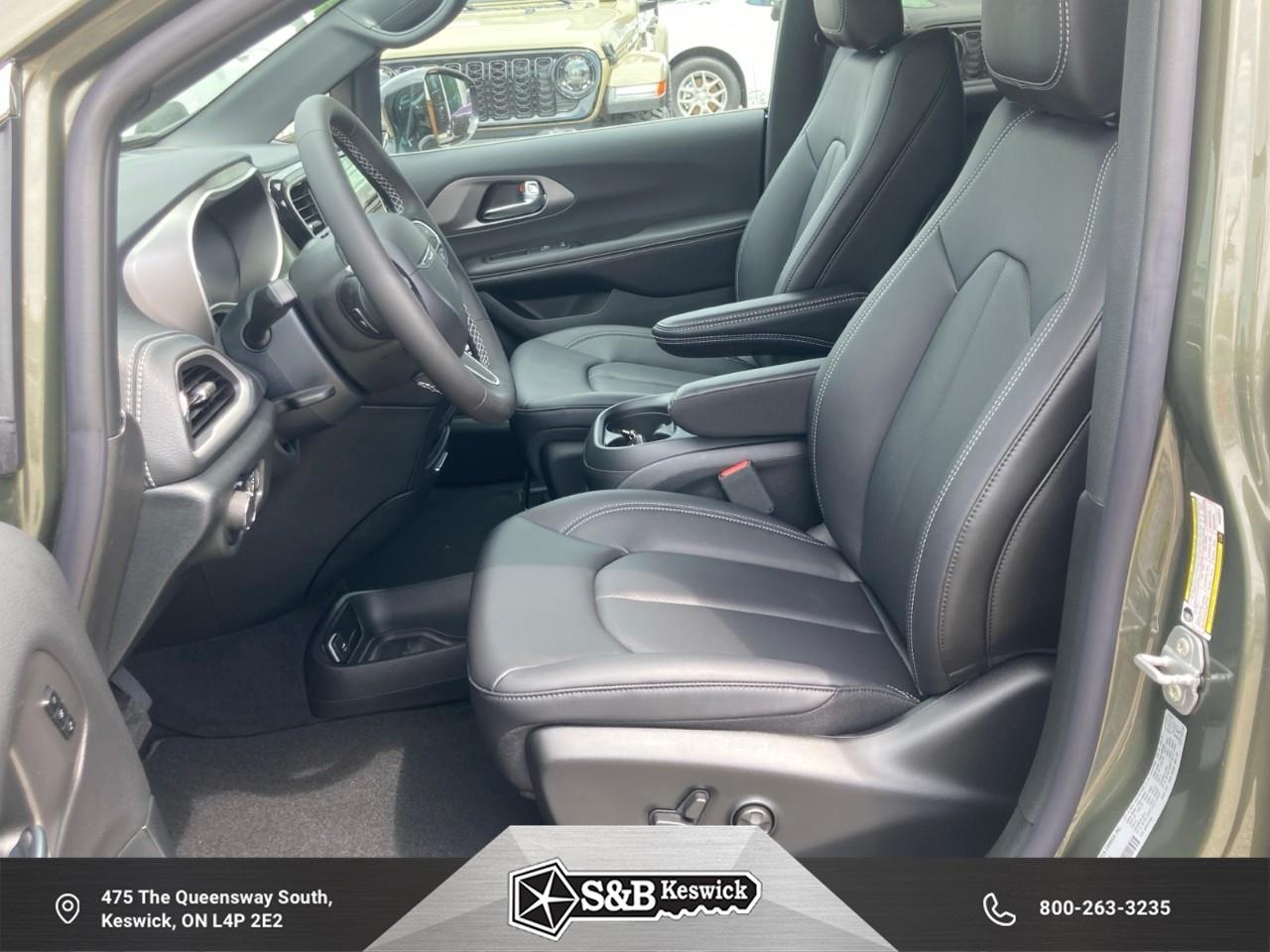 2027 Chrysler Pacifica Select All-Wheel Drive Passenger Van Photo