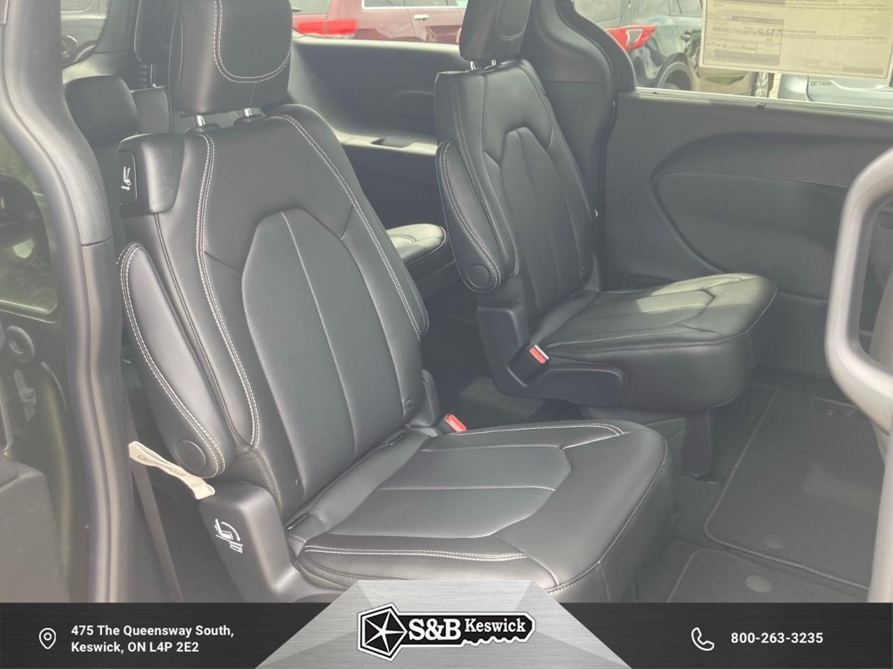 2027 Chrysler Pacifica Select All-Wheel Drive Passenger Van Photo