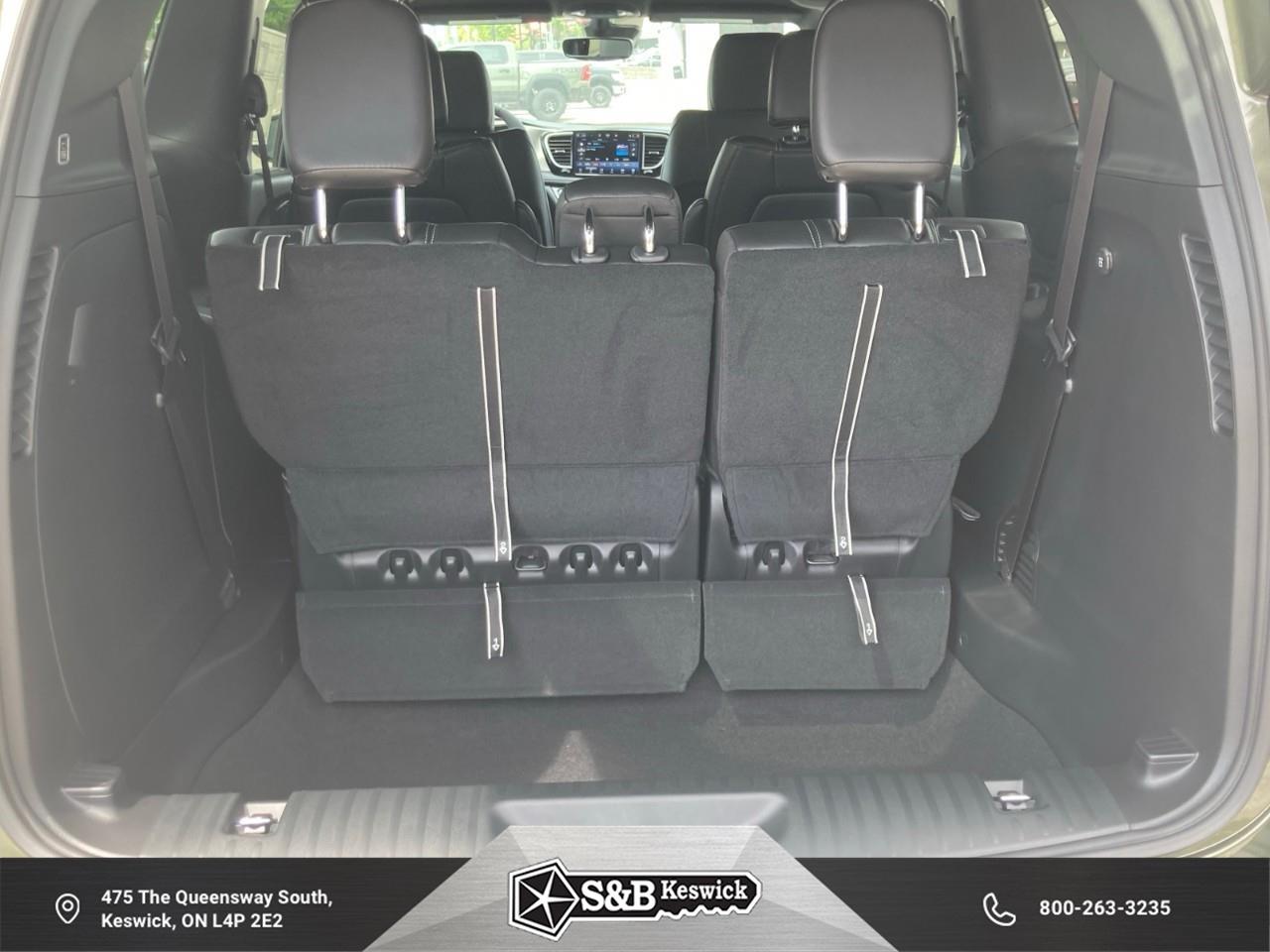 2027 Chrysler Pacifica Select All-Wheel Drive Passenger Van Photo