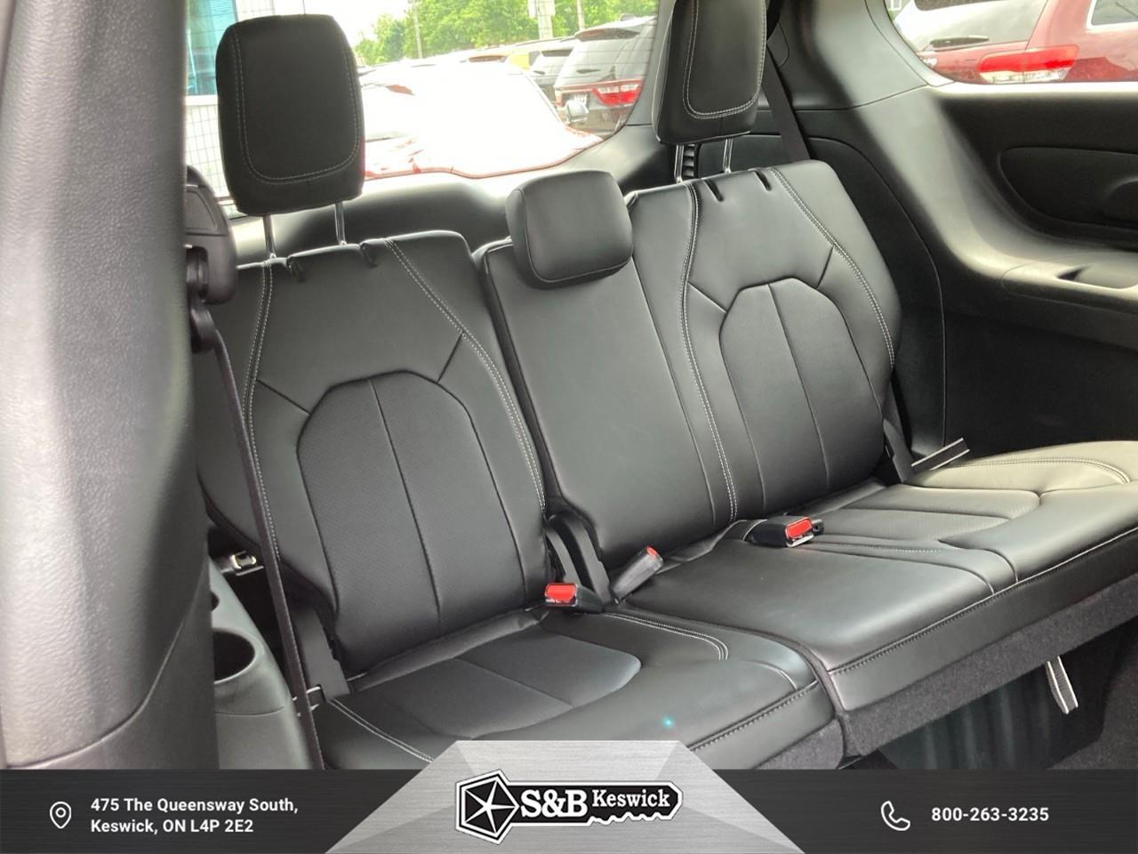 2027 Chrysler Pacifica Select All-Wheel Drive Passenger Van Photo