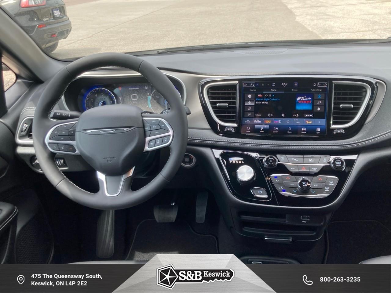 2027 Chrysler Pacifica Select All-Wheel Drive Passenger Van Photo