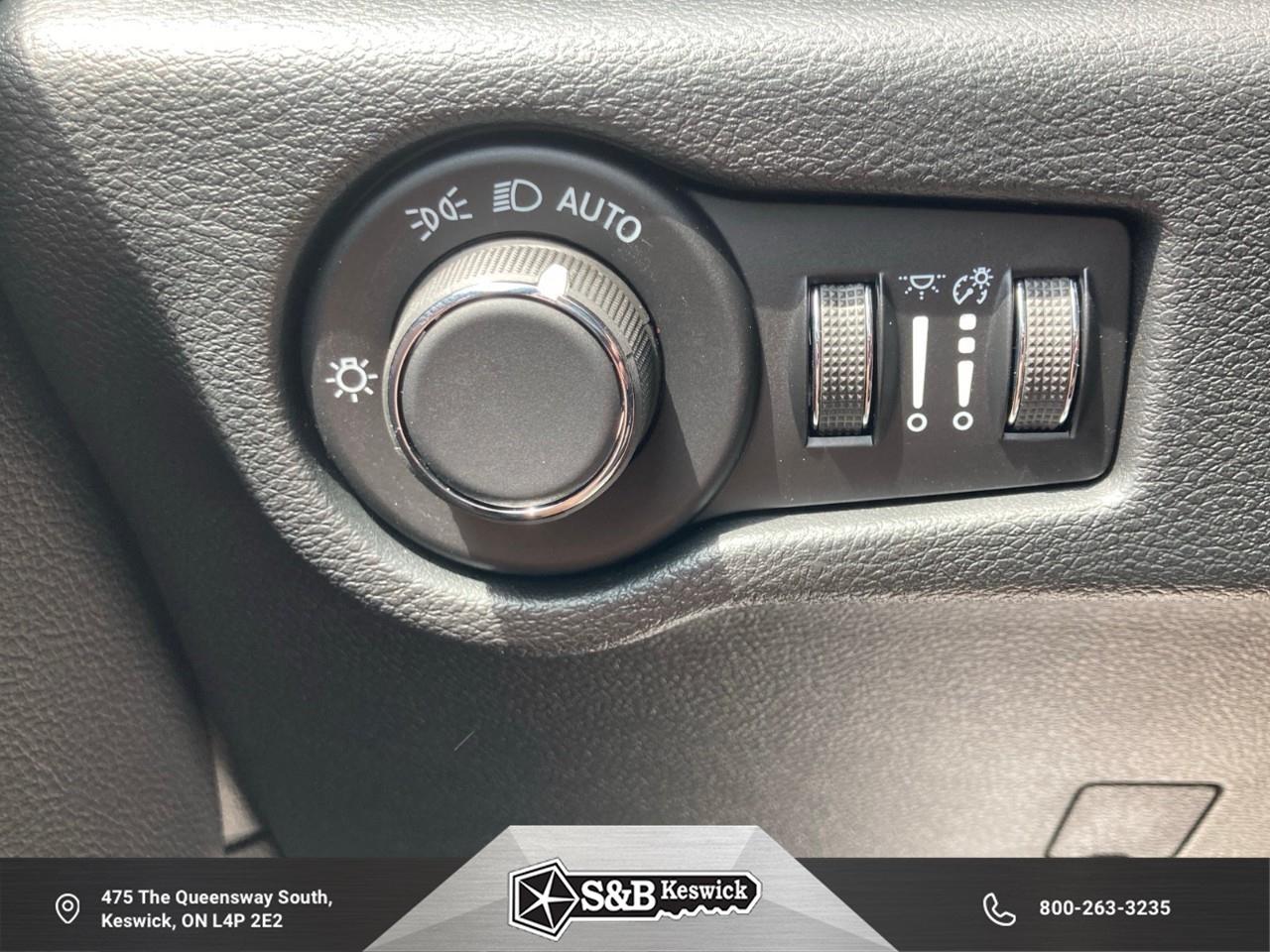 2027 Chrysler Pacifica Select All-Wheel Drive Passenger Van Photo