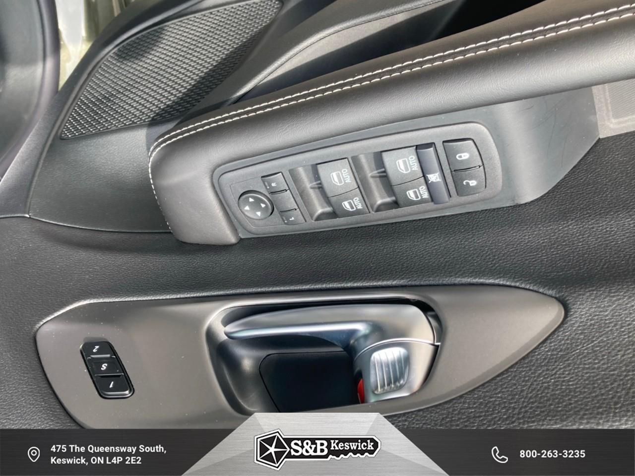 2027 Chrysler Pacifica Select All-Wheel Drive Passenger Van Photo
