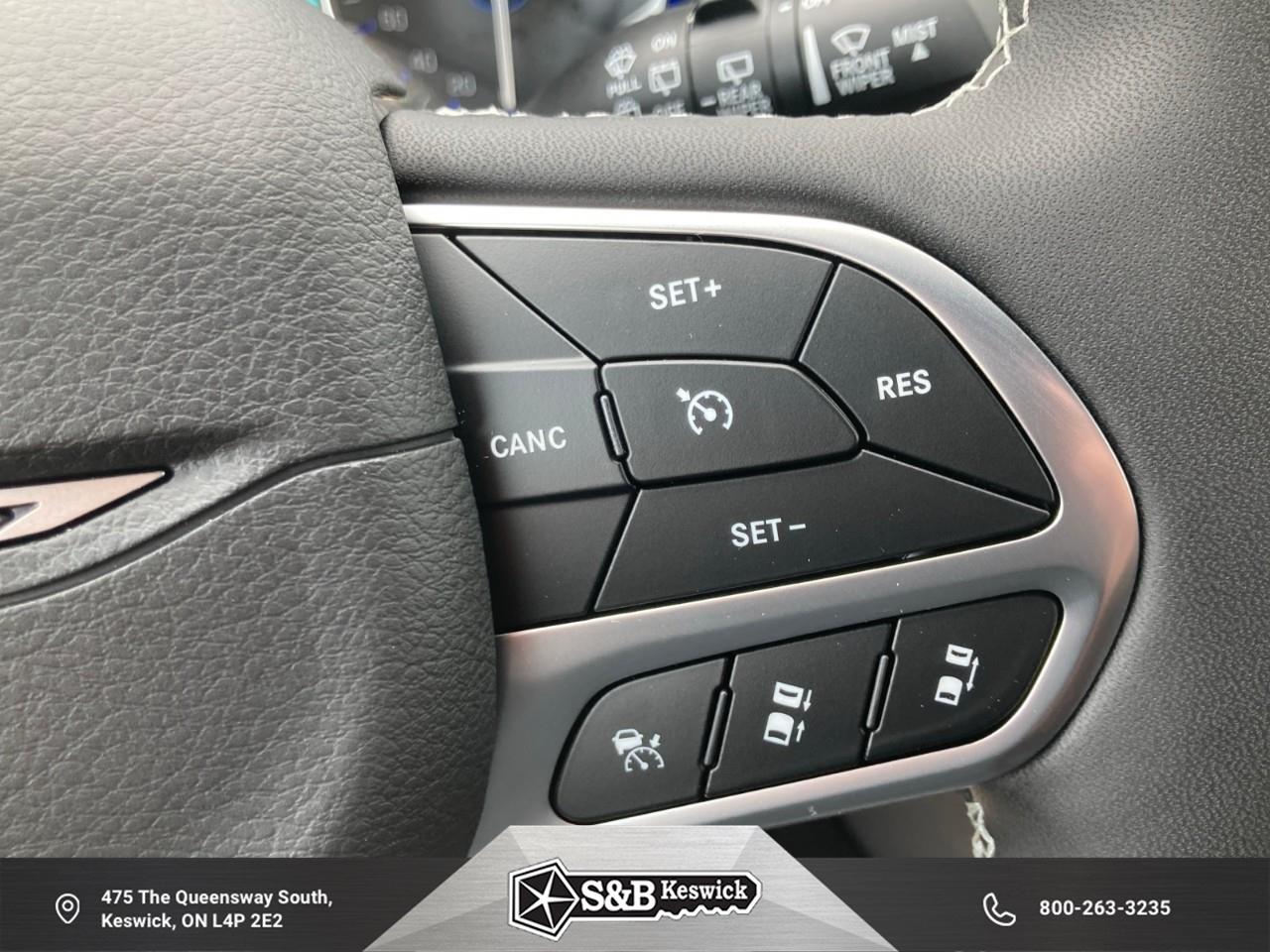 2027 Chrysler Pacifica Select All-Wheel Drive Passenger Van Photo