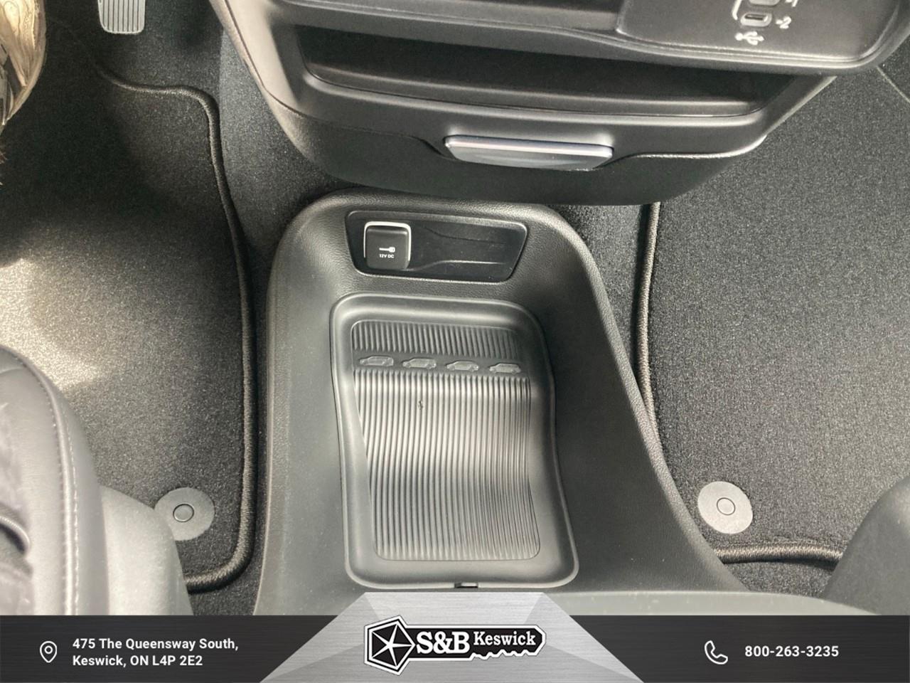 2027 Chrysler Pacifica Select All-Wheel Drive Passenger Van Photo