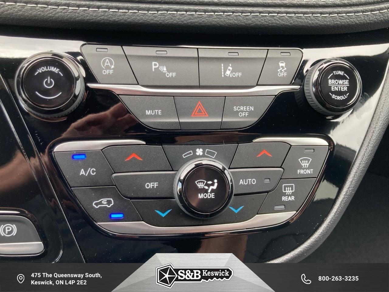 2027 Chrysler Pacifica Select All-Wheel Drive Passenger Van Photo