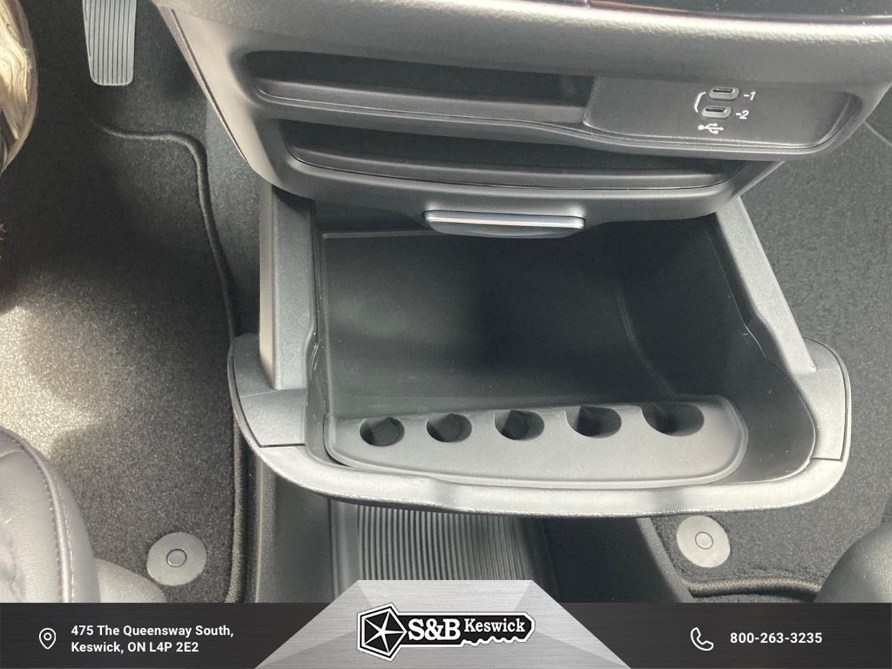 2027 Chrysler Pacifica Select All-Wheel Drive Passenger Van Photo
