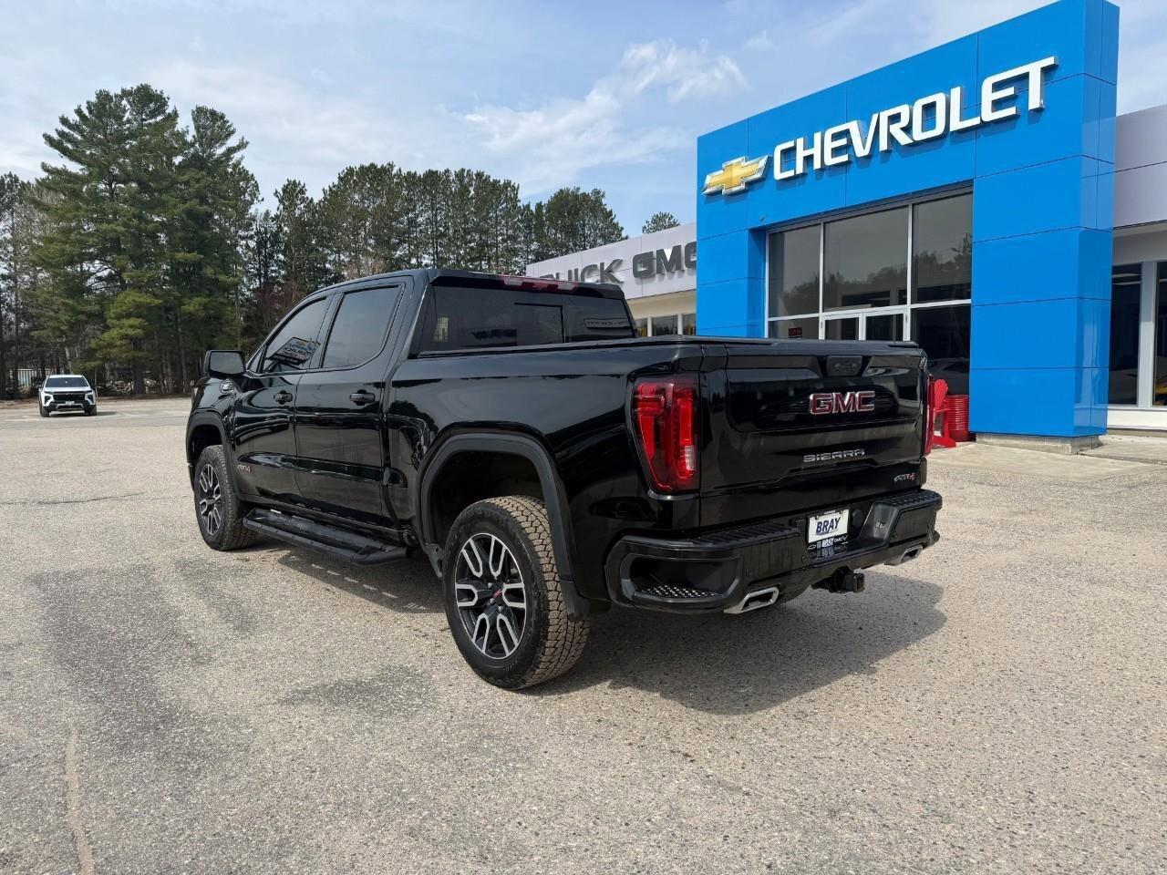 2025 GMC Sierra 1500 AT4 TONNEAU COVER. RUNNING BOARDS. SPRAY IN BEDLIN Photo3