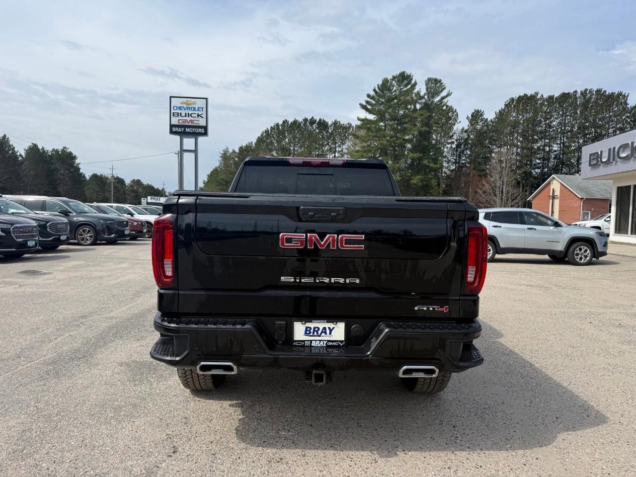 2025 GMC Sierra 1500 AT4 TONNEAU COVER. RUNNING BOARDS. SPRAY IN BEDLIN Photo4