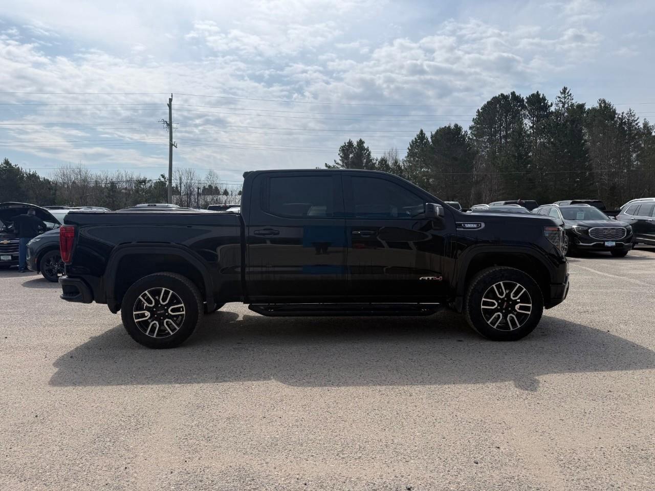 2025 GMC Sierra 1500 AT4 TONNEAU COVER. RUNNING BOARDS. SPRAY IN BEDLIN Photo