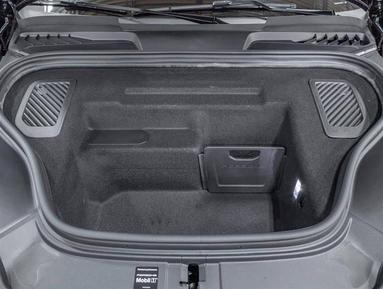 2026 Porsche Macan  Photo2