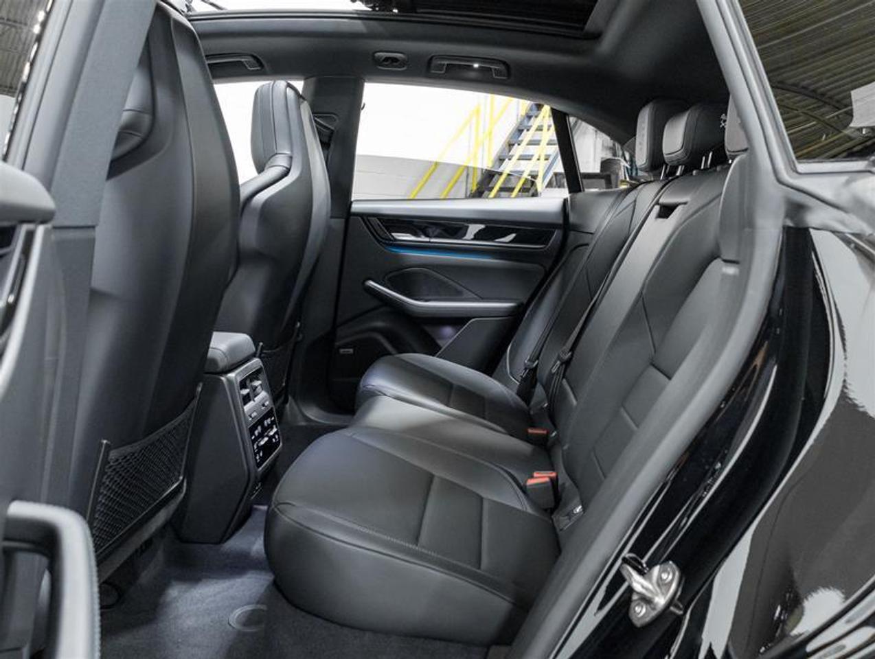 2026 Porsche Macan  Photo