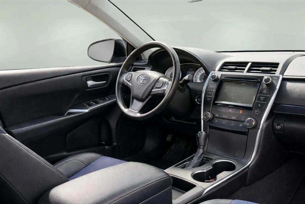 2016 Toyota Camry SE Photo