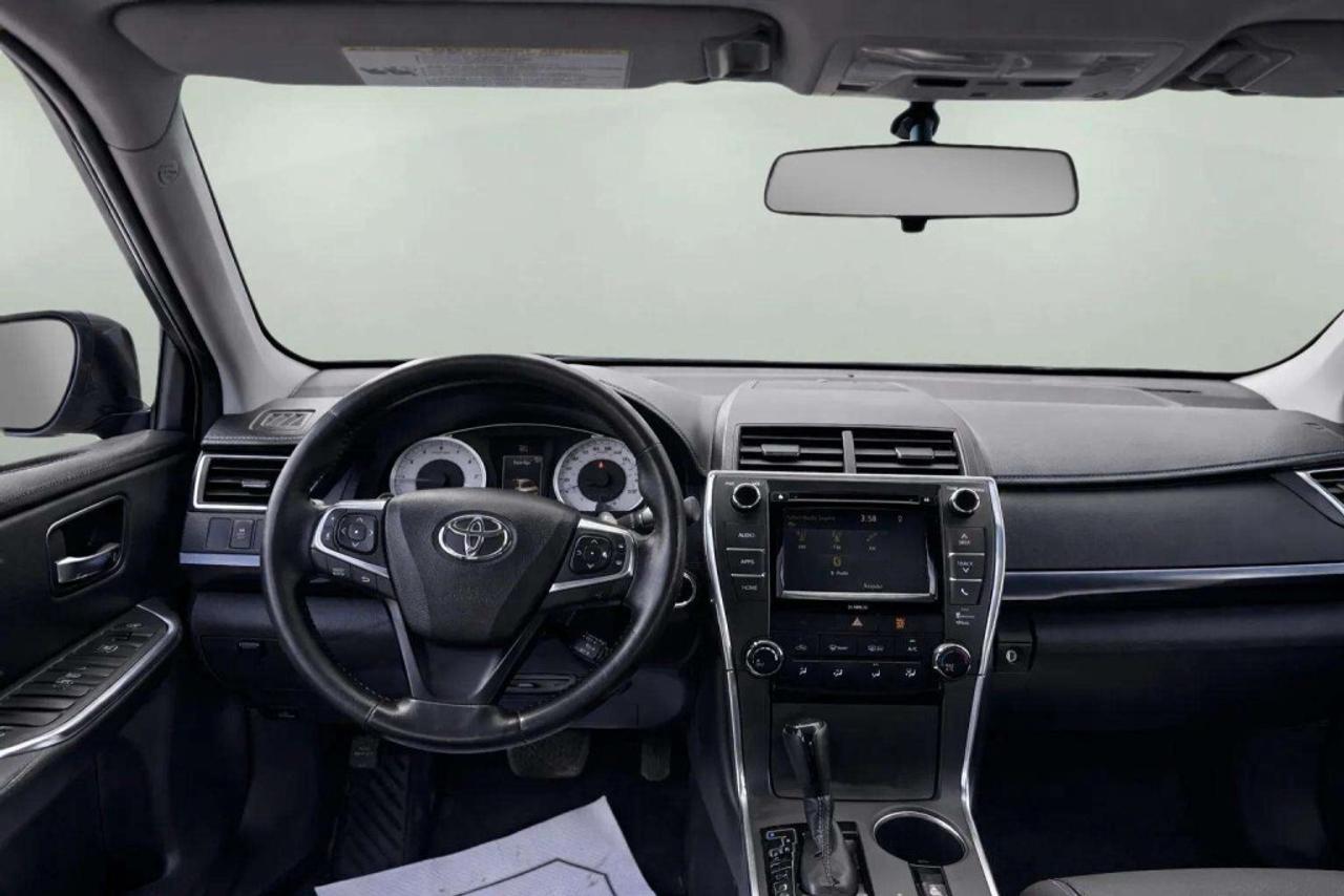 2016 Toyota Camry SE Photo