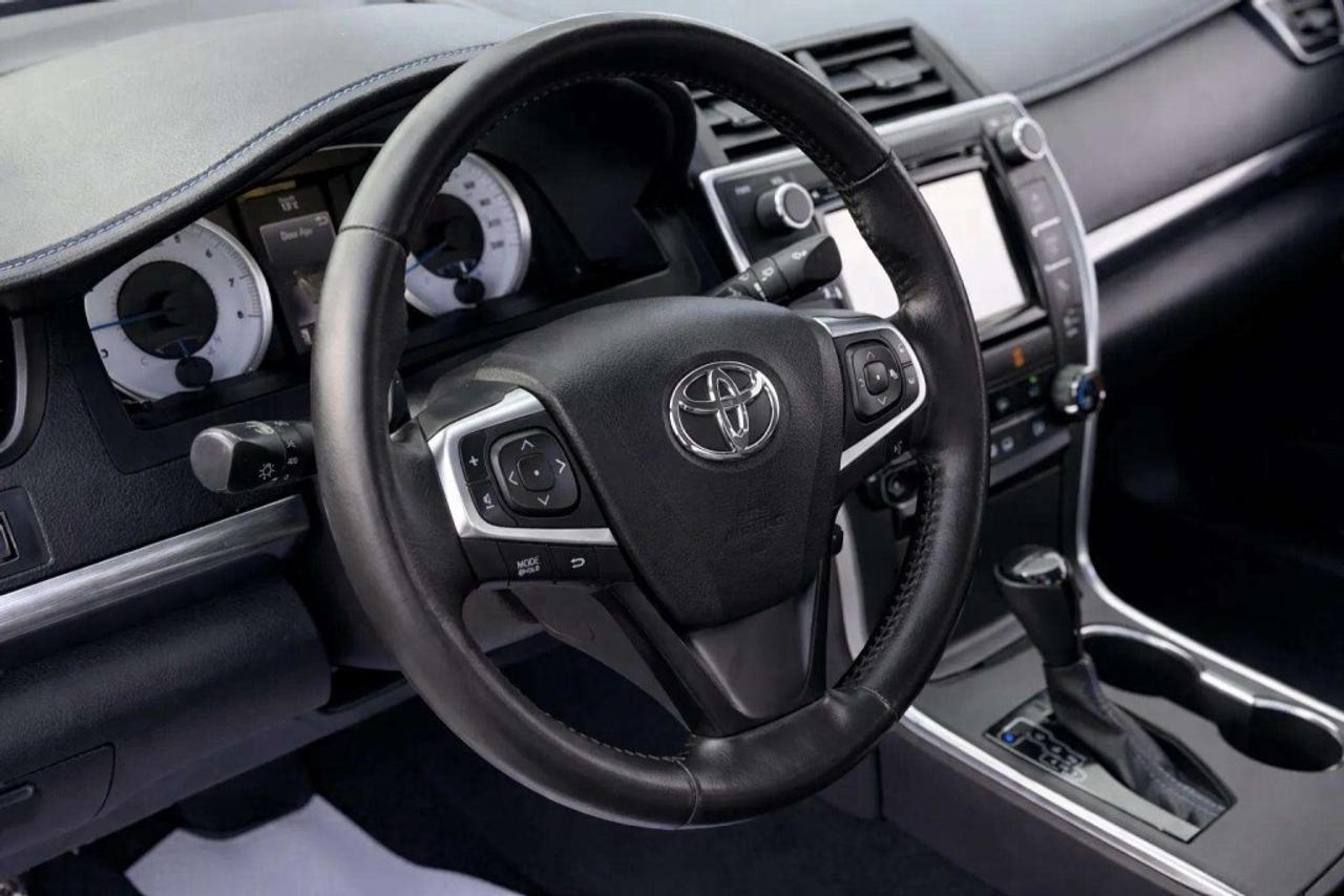 2016 Toyota Camry SE Photo