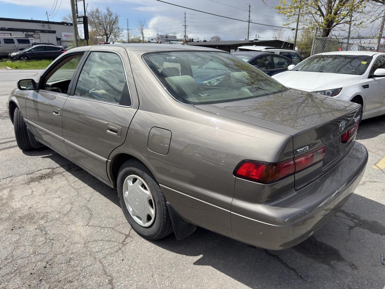 1999 Toyota Camry LE Photo