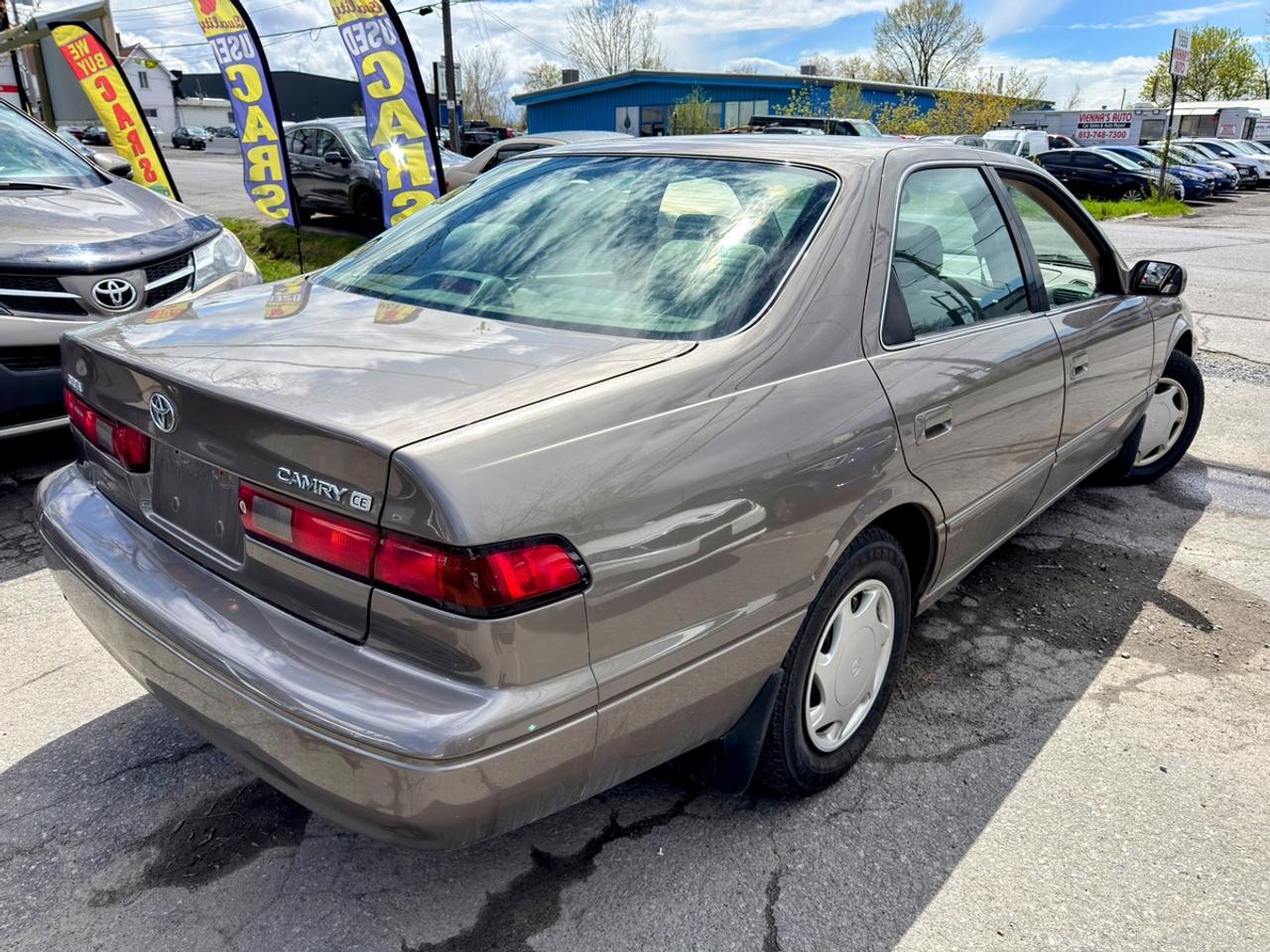 1999 Toyota Camry LE Photo