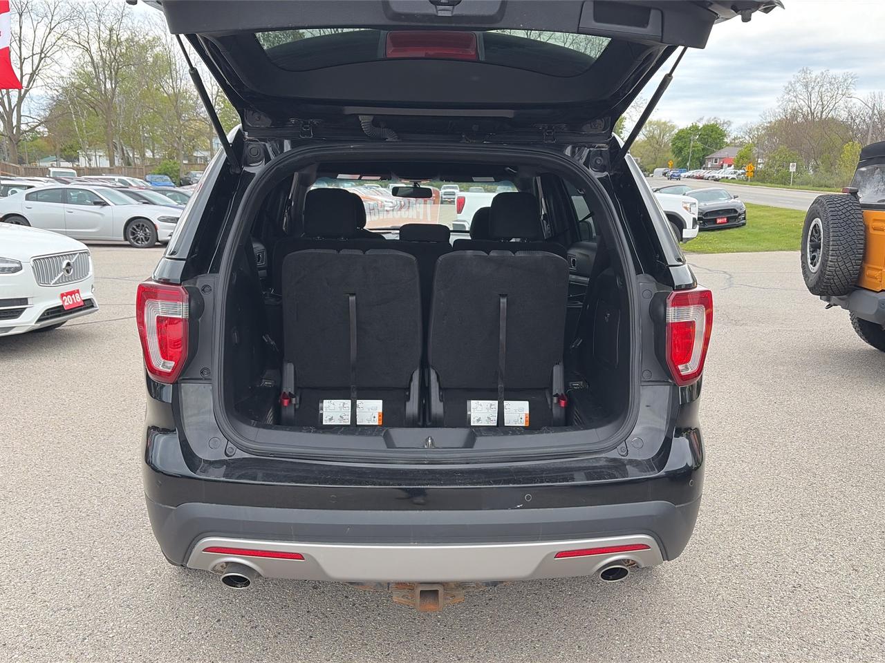 2017 Ford Explorer XLT, CLEAN CARFAX, 7 PASS, AWD, HEATED SEATS! Photo
