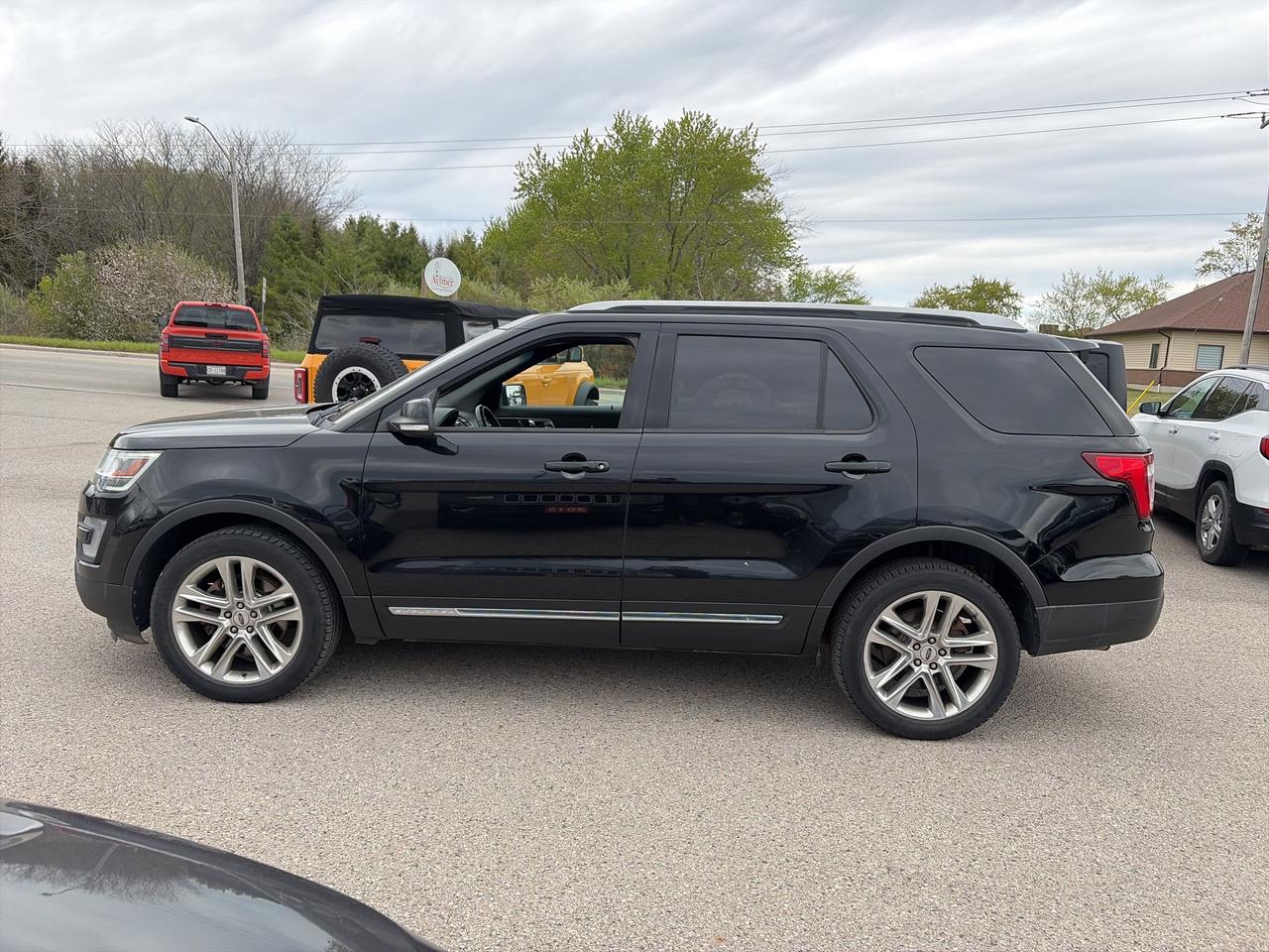 2017 Ford Explorer XLT, CLEAN CARFAX, 7 PASS, AWD, HEATED SEATS! Photo
