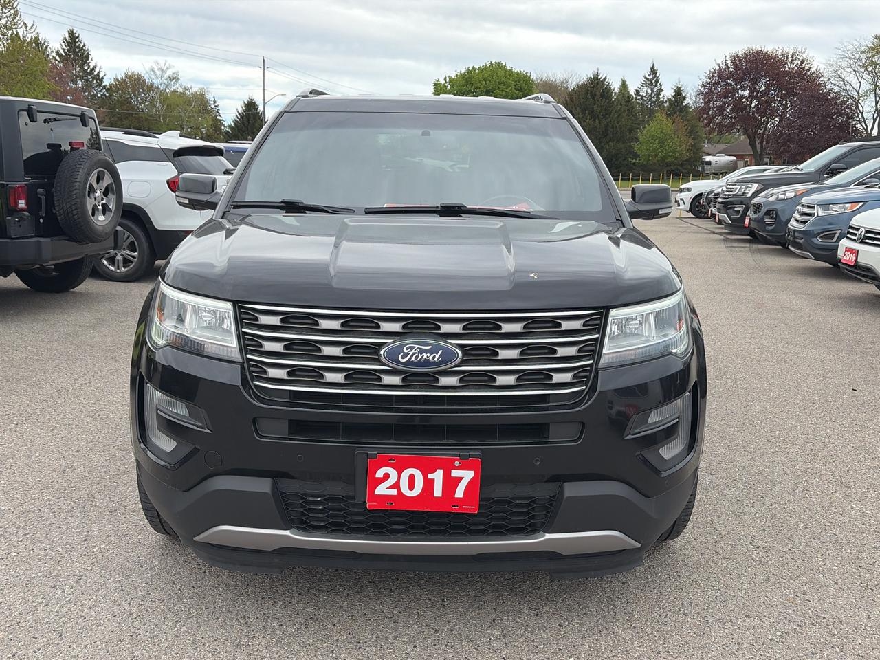 2017 Ford Explorer XLT, CLEAN CARFAX, 7 PASS, AWD, HEATED SEATS! Photo