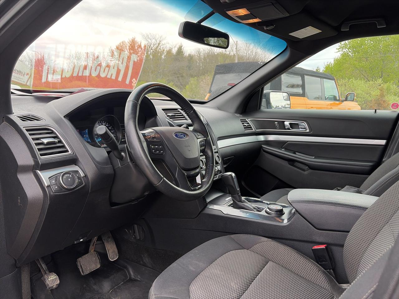 2017 Ford Explorer XLT, CLEAN CARFAX, 7 PASS, AWD, HEATED SEATS! Photo