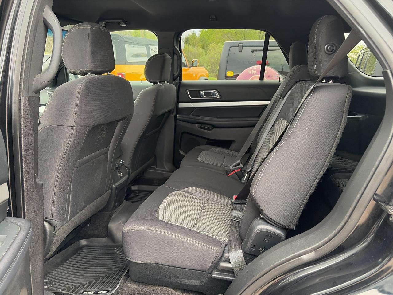2017 Ford Explorer XLT, CLEAN CARFAX, 7 PASS, AWD, HEATED SEATS! Photo