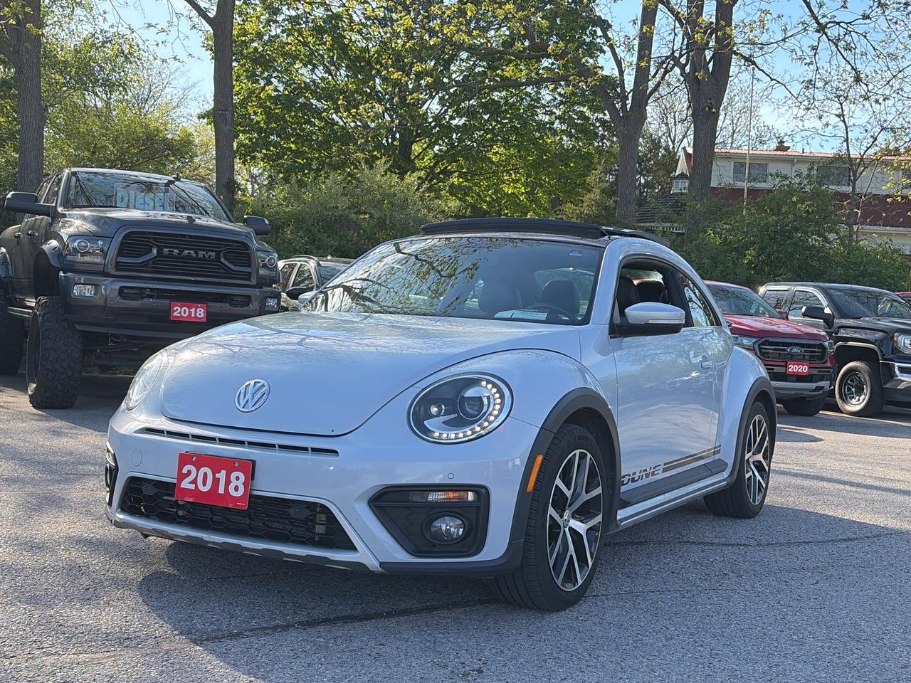 2018 Volkswagen Beetle DUNE, AUTO, HEATED SEATS, SUNROOF,  BACK UP CAMERA Photo