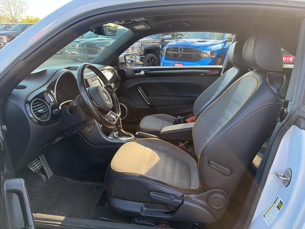 2018 Volkswagen Beetle DUNE, AUTO, HEATED SEATS, SUNROOF,  BACK UP CAMERA Photo
