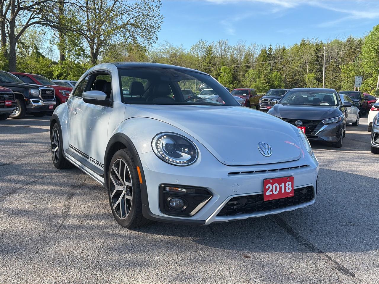 2018 Volkswagen Beetle DUNE, AUTO, HEATED SEATS, SUNROOF,  BACK UP CAMERA Photo