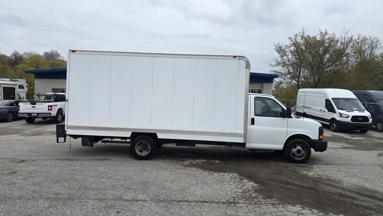 2015 GMC Savana 17Ft Box - Lift Gate - V8 Gasoline Photo