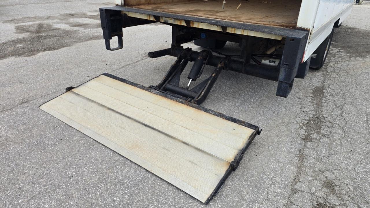 2015 GMC Savana 17Ft Box - Lift Gate - V8 Gasoline Photo
