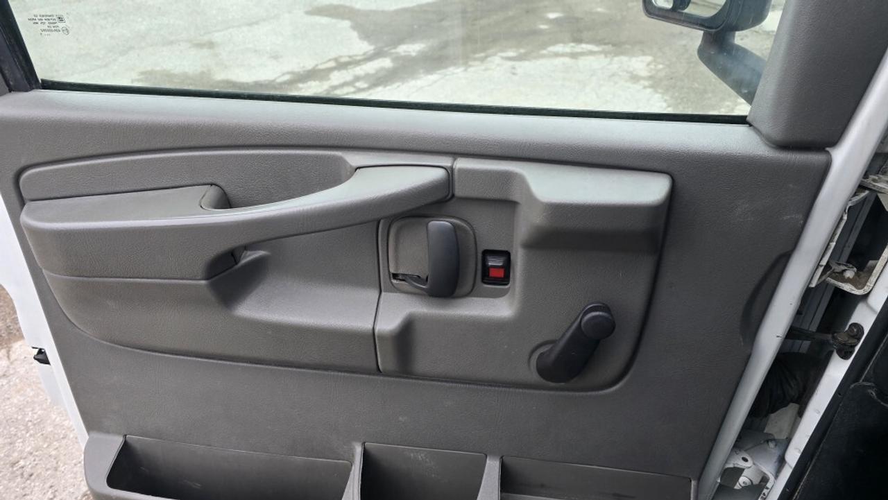 2015 GMC Savana 17Ft Box - Lift Gate - V8 Gasoline Photo
