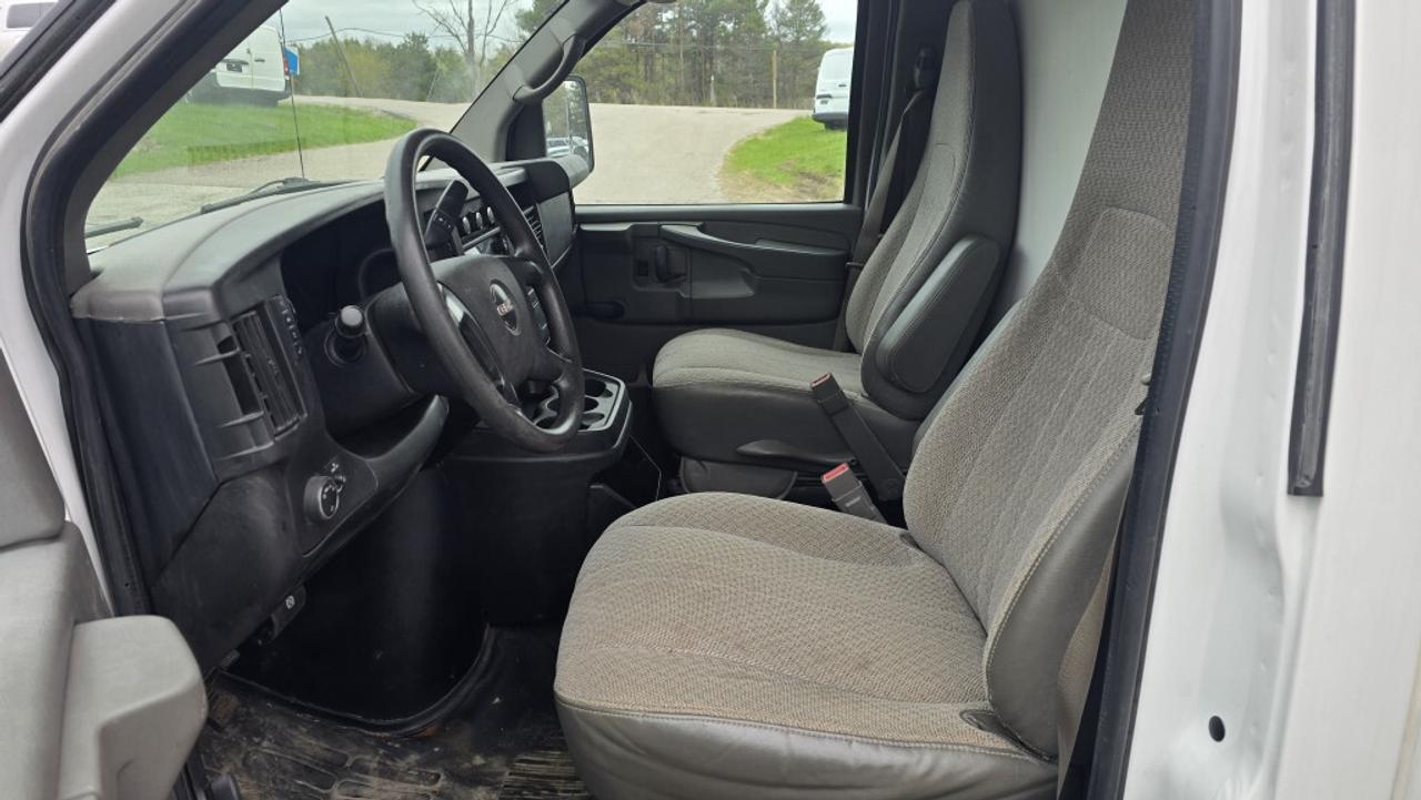 2015 GMC Savana 17Ft Box - Lift Gate - V8 Gasoline Photo
