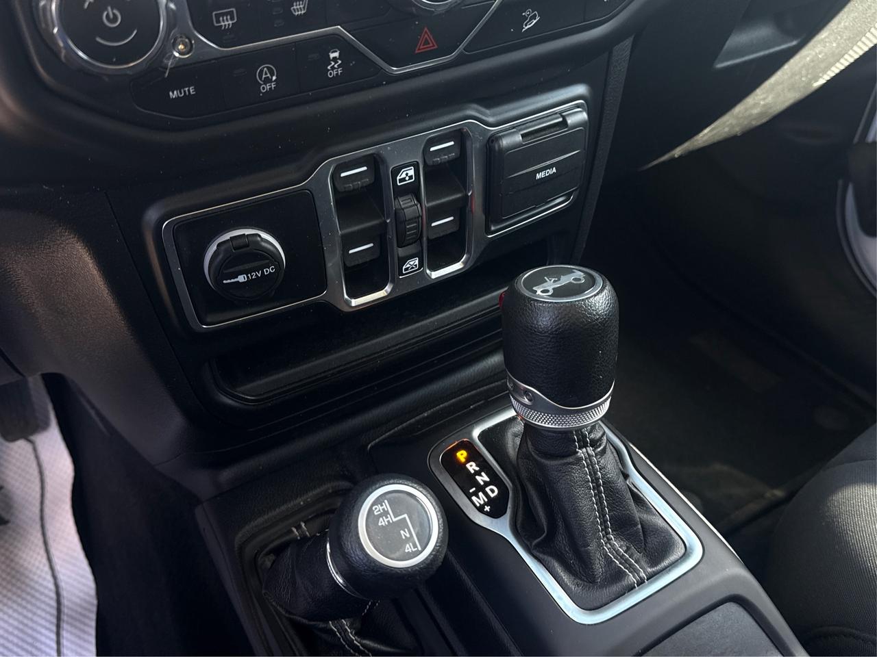 2019 Jeep WRANGLER UNLIMITED 4x4 two top Loaded CERTIFIED WE FINANCE ALL CREDIT Photo