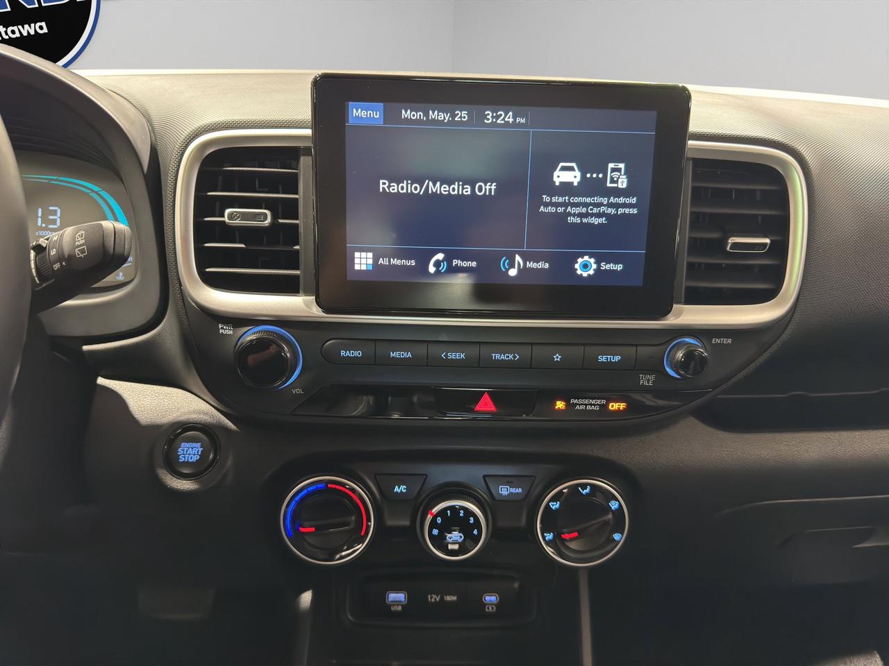 2024 Hyundai Venue Preferred | Reverse Cam | Heated Seats Photo