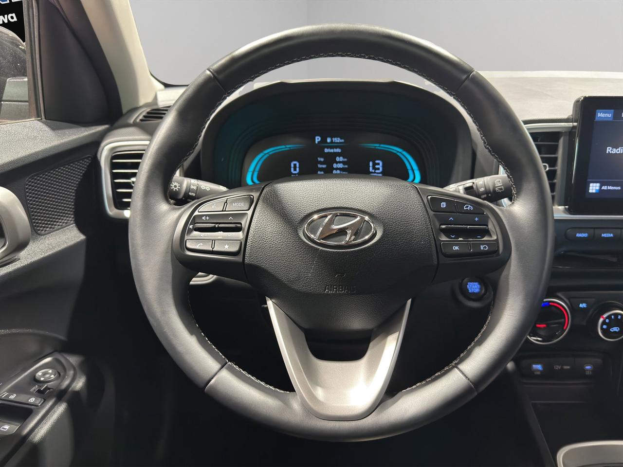2024 Hyundai Venue Preferred | Reverse Cam | Heated Seats Photo