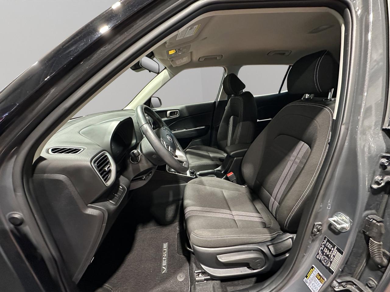 2024 Hyundai Venue Preferred | Reverse Cam | Heated Seats Photo