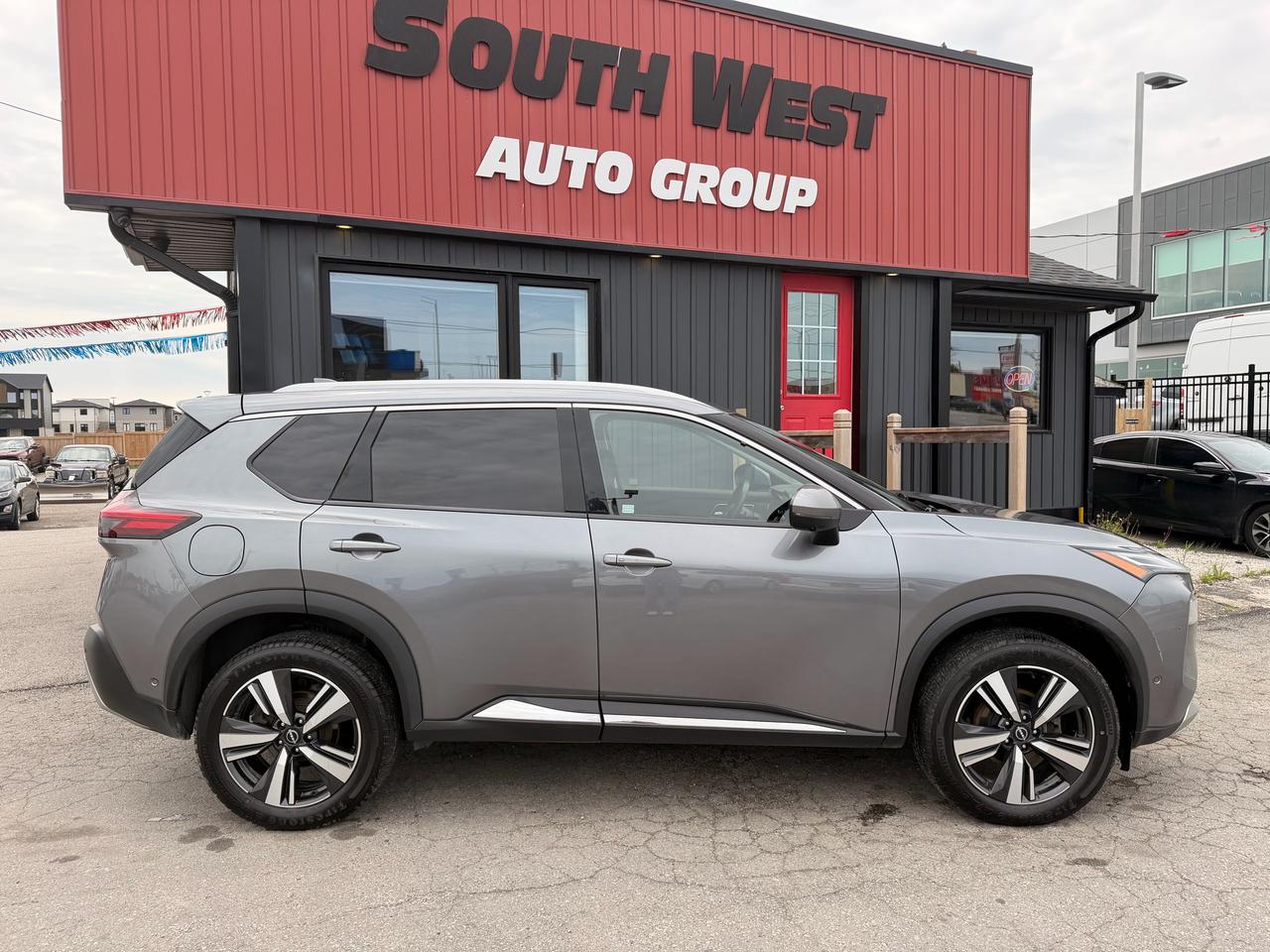 2023 Nissan Rogue Platinum Photo2