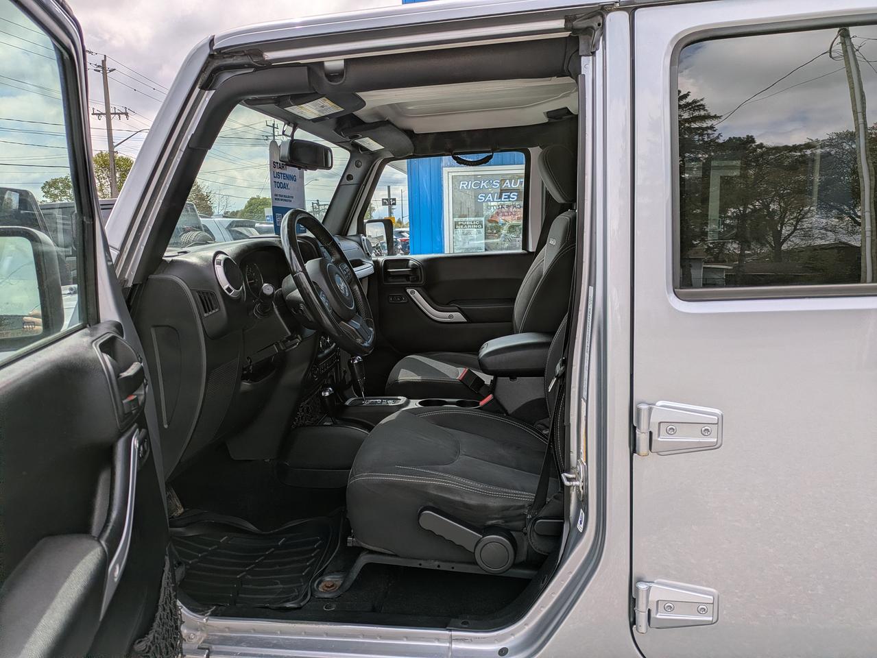 2016 Jeep Wrangler 4WD 4DR SAHARA Photo