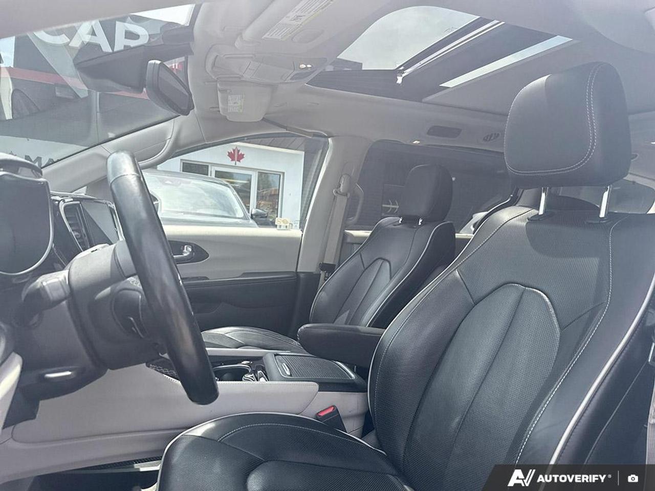 2022 Chrysler Pacifica LIMITED / NO ACCIDENTS / PANO ROOF / LEATHER / NAV Photo