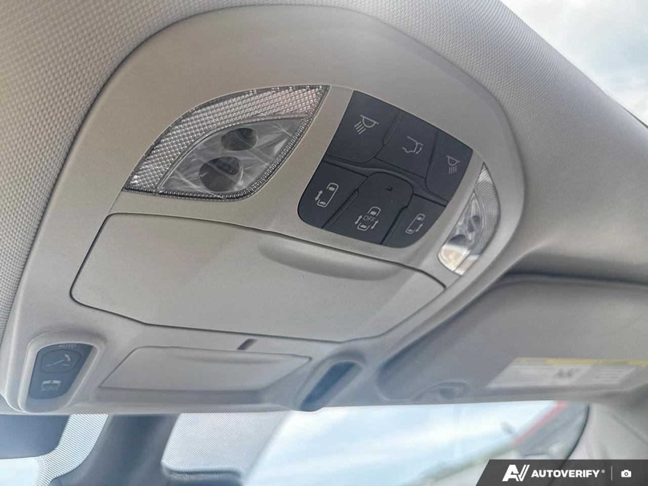 2022 Chrysler Pacifica LIMITED / NO ACCIDENTS / PANO ROOF / LEATHER / NAV Photo