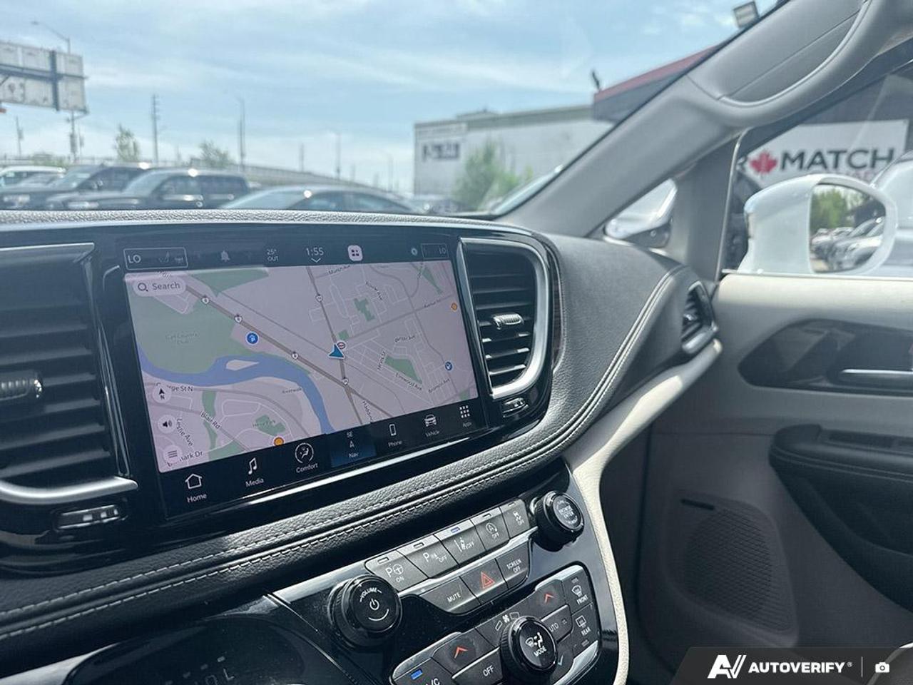 2022 Chrysler Pacifica LIMITED / NO ACCIDENTS / PANO ROOF / LEATHER / NAV Photo