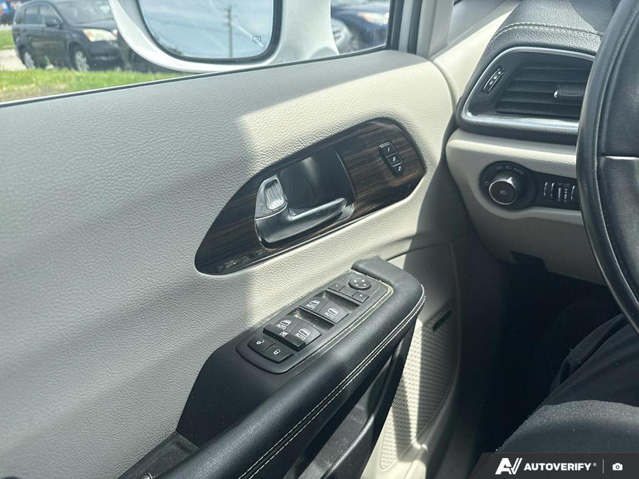 2022 Chrysler Pacifica LIMITED / NO ACCIDENTS / PANO ROOF / LEATHER / NAV Photo