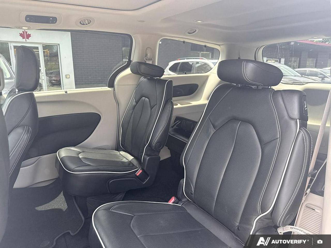 2022 Chrysler Pacifica LIMITED / NO ACCIDENTS / PANO ROOF / LEATHER / NAV Photo