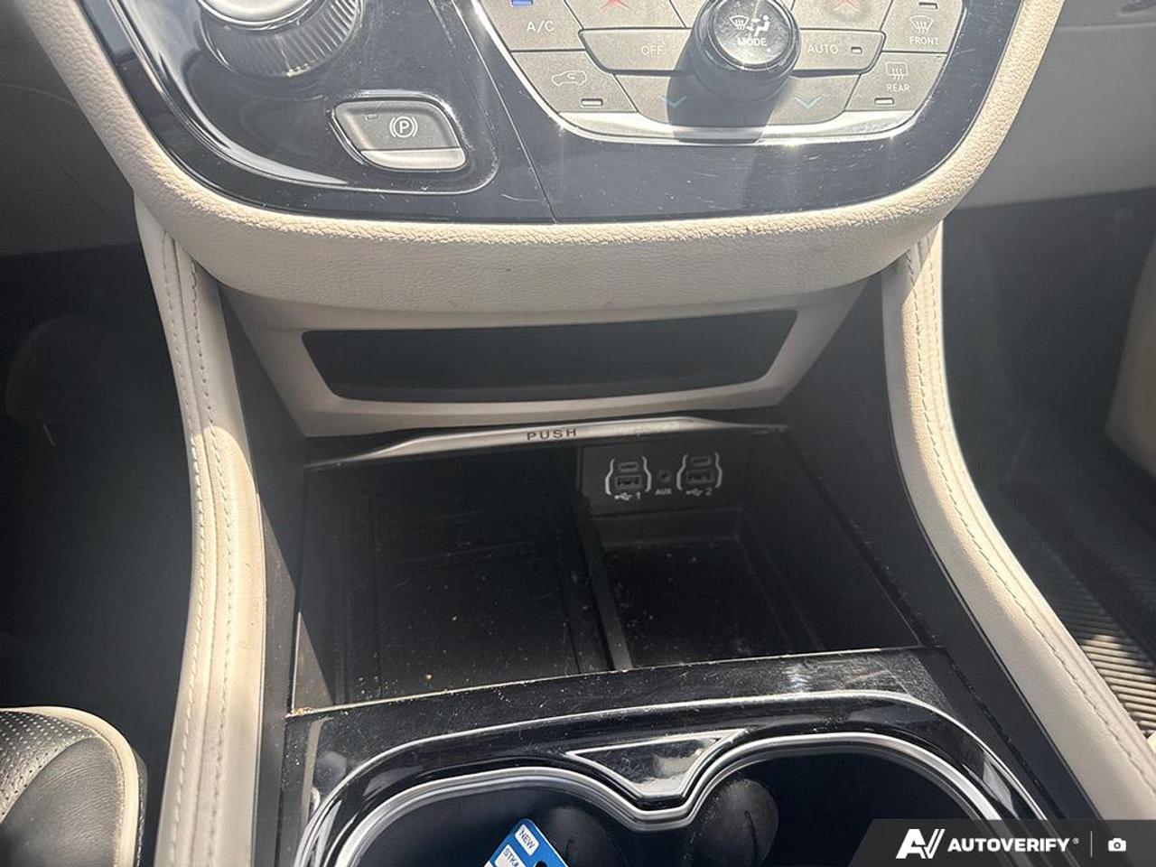 2022 Chrysler Pacifica LIMITED / NO ACCIDENTS / PANO ROOF / LEATHER / NAV Photo
