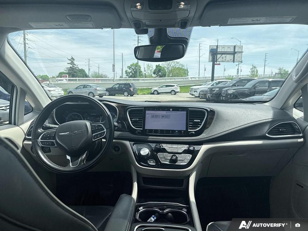 2022 Chrysler Pacifica LIMITED / NO ACCIDENTS / PANO ROOF / LEATHER / NAV Photo