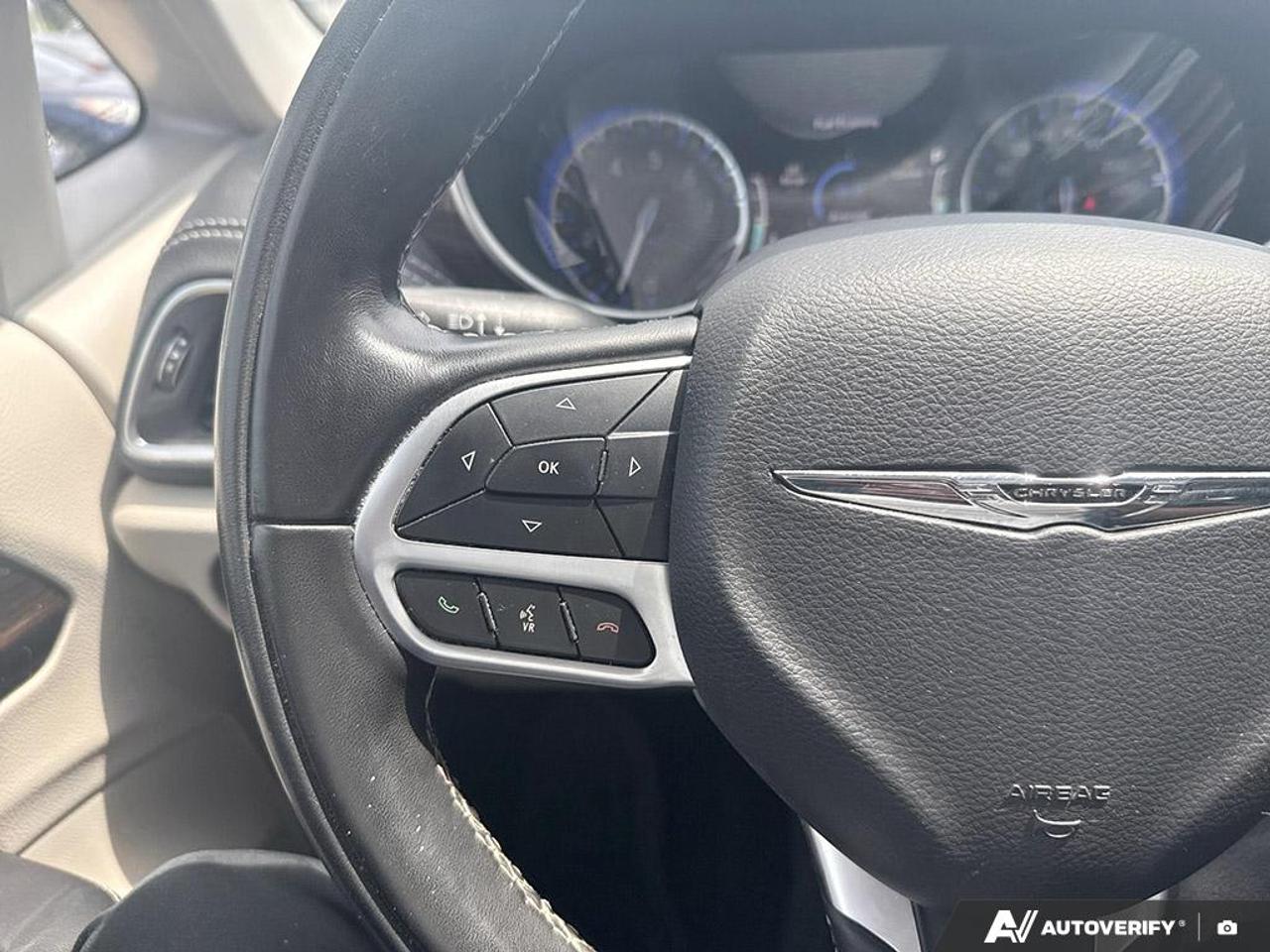 2022 Chrysler Pacifica LIMITED / NO ACCIDENTS / PANO ROOF / LEATHER / NAV Photo