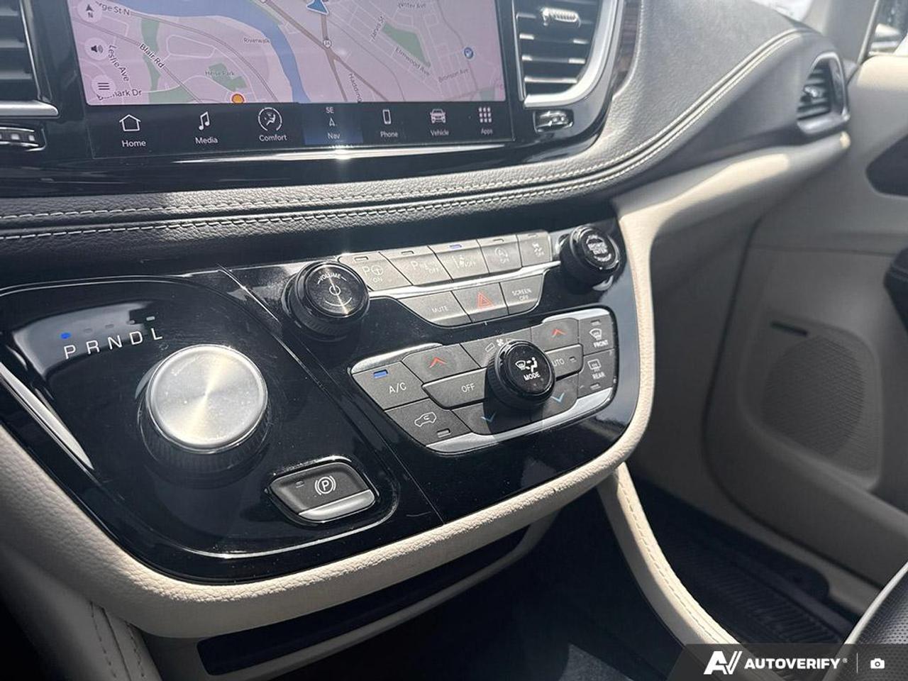 2022 Chrysler Pacifica LIMITED / NO ACCIDENTS / PANO ROOF / LEATHER / NAV Photo