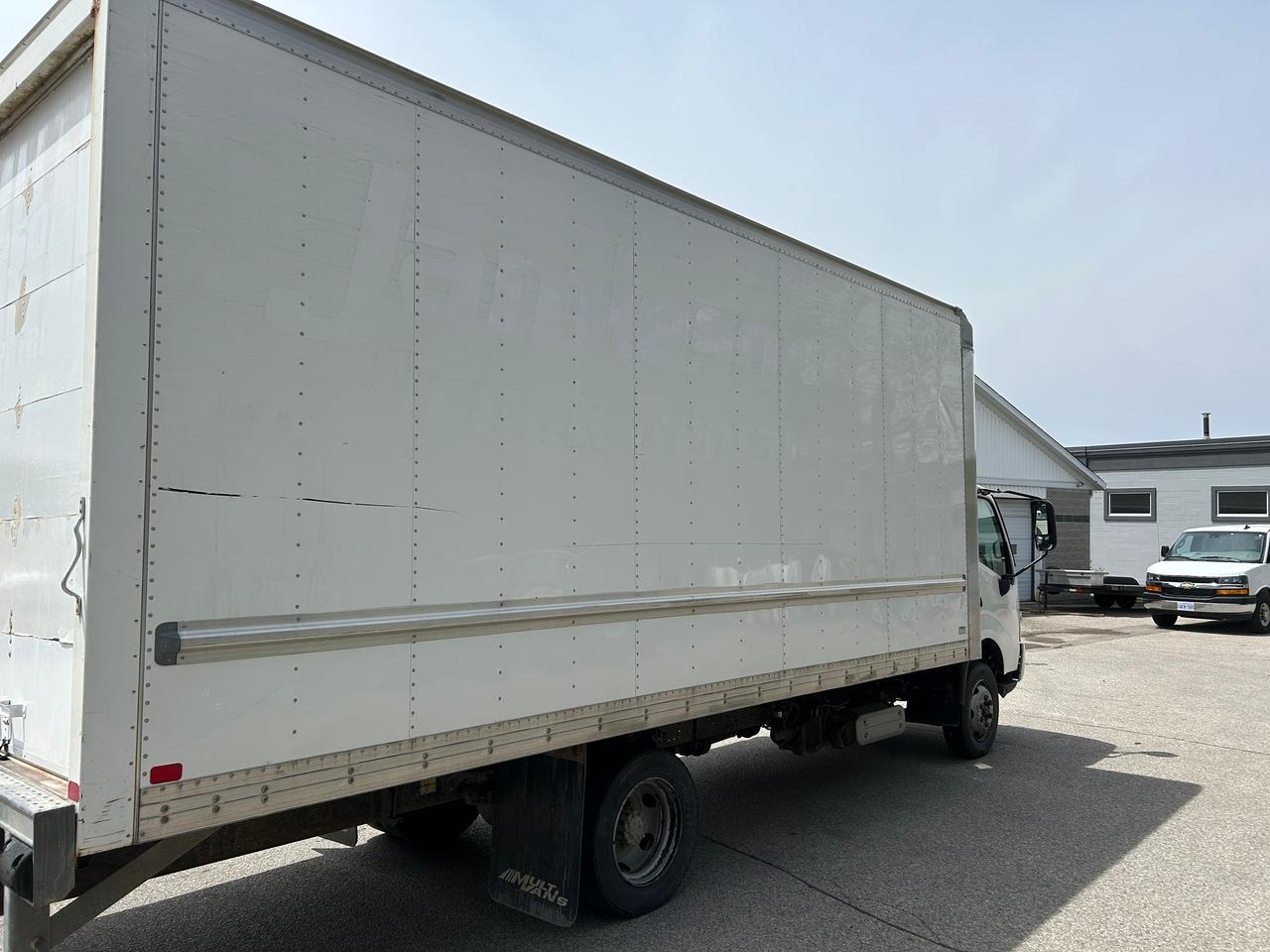 2020 Hino 195 20' with ramp Photo1